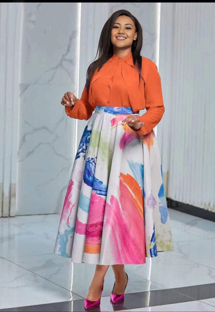 Orange Bluse und Midi-Rock mit farbigem Kunstprint im Fleckenmuster