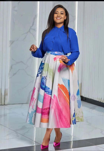 Blaue Bluse und Midi-Rock mit farbigem Kunstprint, weißem Grund und Flecken