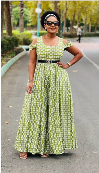 Yellow-green wide-leg jumpsuit with geometric pattern, fitted waist and puff sleeves