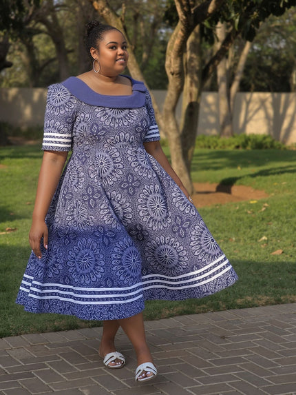 Blue and white circular floral print midi dress with short sleeves