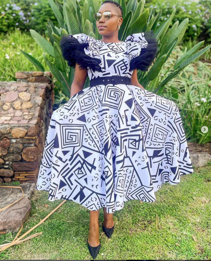Geometric midi dress with puff sleeves and navy-and-white statement print