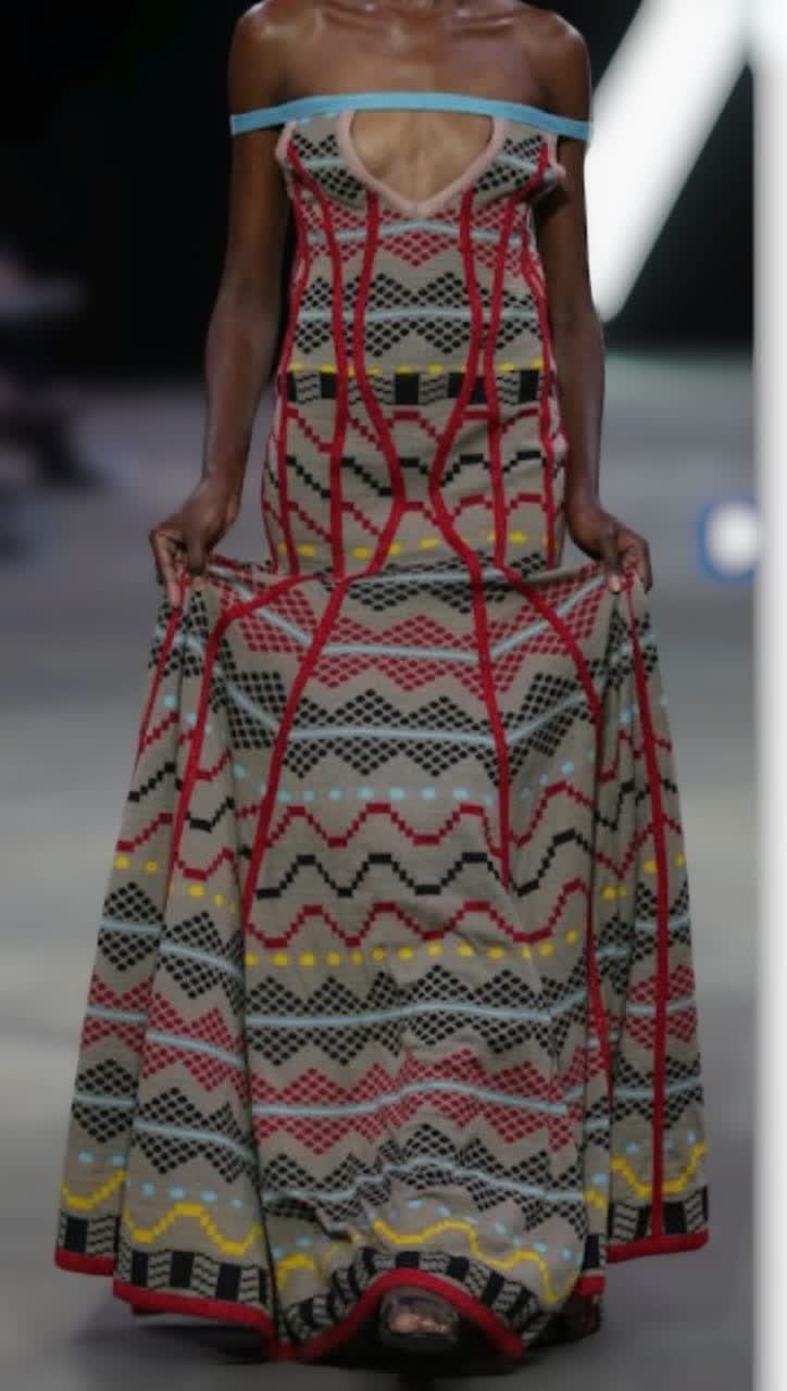 Maxi dress with multicolor geometric print, sleeveless off-shoulder neckline