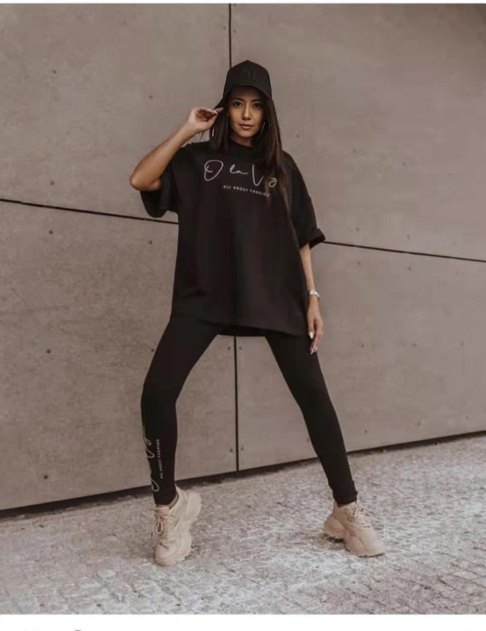 Printed casual twin set in black: T-shirt top and skinny leggings outfit