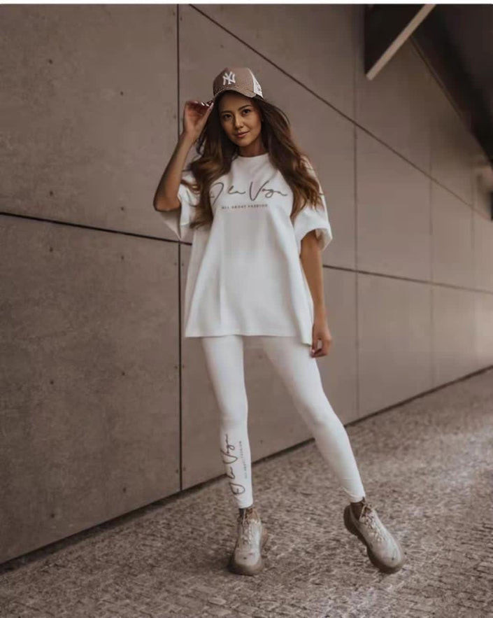 Printed casual twin set: white T-shirt and leggings outfit