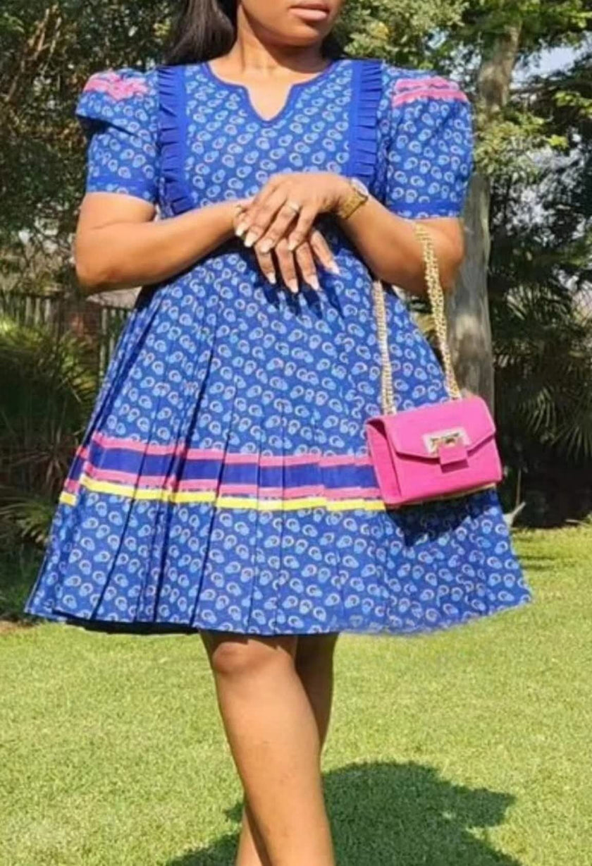 Pleated midi dress in blue with patterned puff sleeves and V-neck, tiered skirt