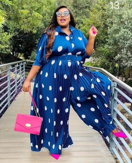 Blauer Plisseejumpsuit mit weißen Punkten, Taillengürtel und weitem Bein