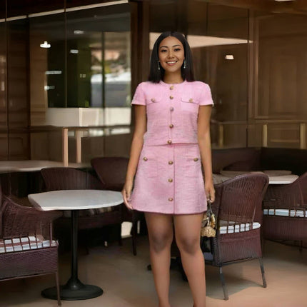 Rosa Twin-Set Rockanzug mit Knopfdetail, kurzer Ärmel und Mini-Rock