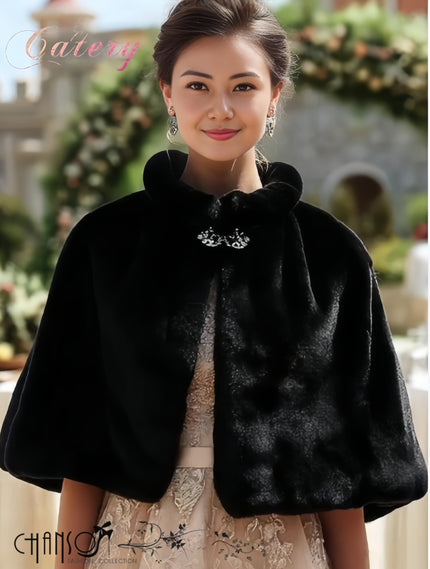 Schwarzes Faux-Fur Capelet mit großem Kragen und Zierbrosche