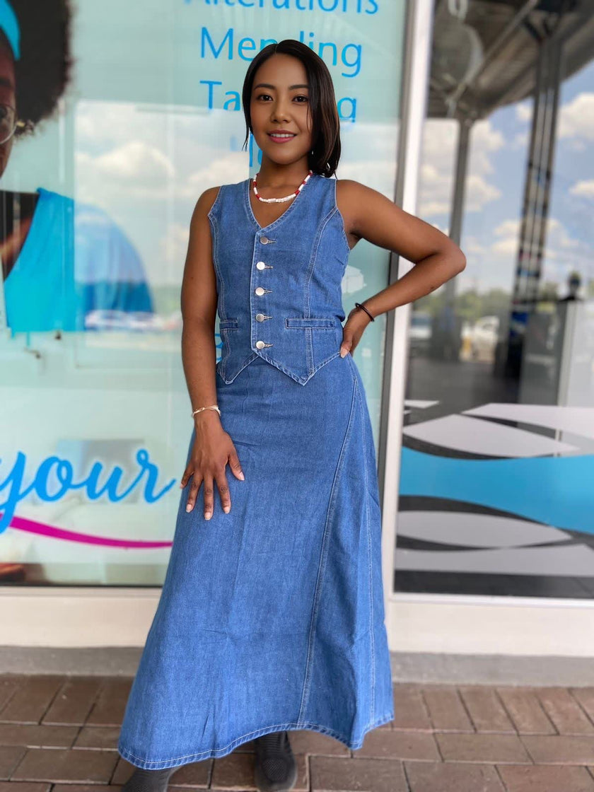 Denim maxi dress, sleeveless button-front bodice with contrast neckline and chest pockets