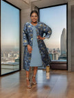 Midi-Kleid hellblau mit floral gemusterter Manteljacke in Blau- und Gelbtönen